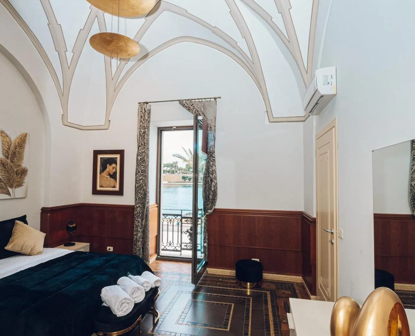 Verso Oriente Brindisi 0*,  Italia